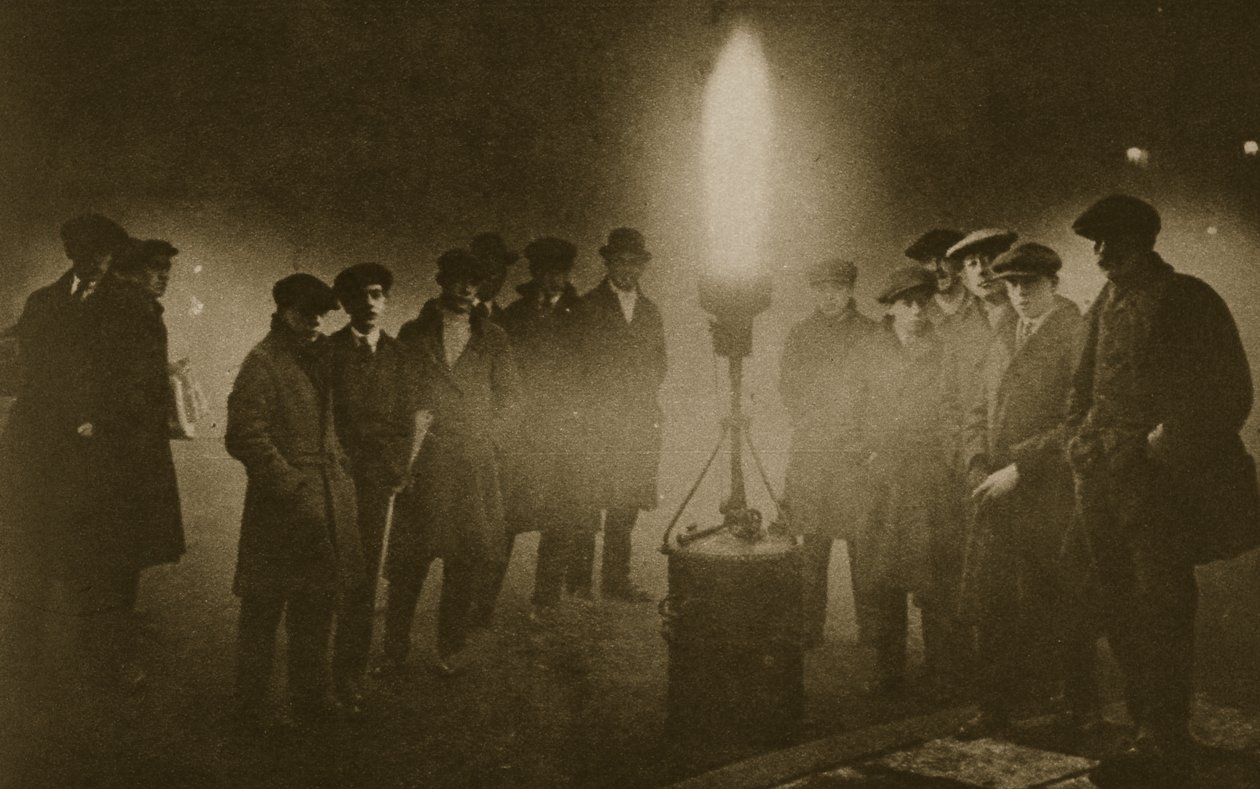Samling runt en acetylenbloss vid trafikkontrollpunkten i dimman (sepiafoto) av English Photographer