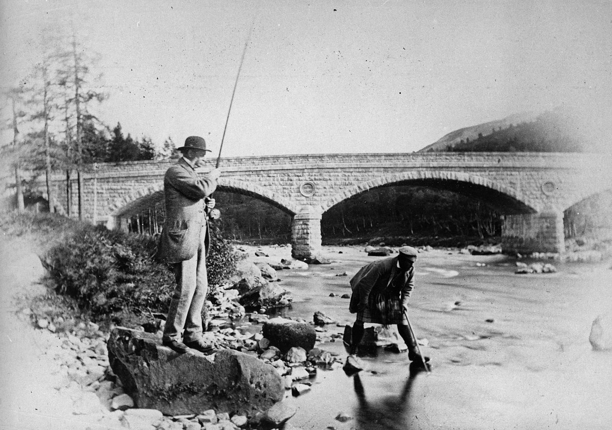 Allmänt grått fiske vid bron av Dee, c.1892 av English Photographer