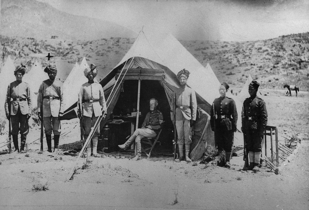 General Roberts med sina infödda ordnare i det lilla tält som användes under andra afghanska kriget, 1878-80 av English Photographer