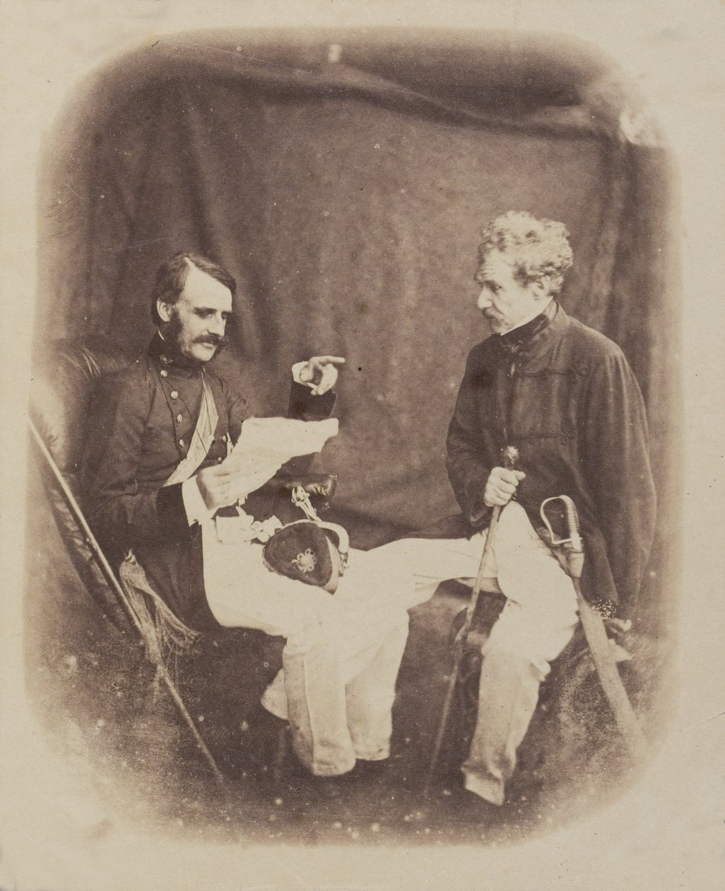 General Sir Colin Campbell och generalmajor William Mansfield läser utskick, c.1858 av English Photographer