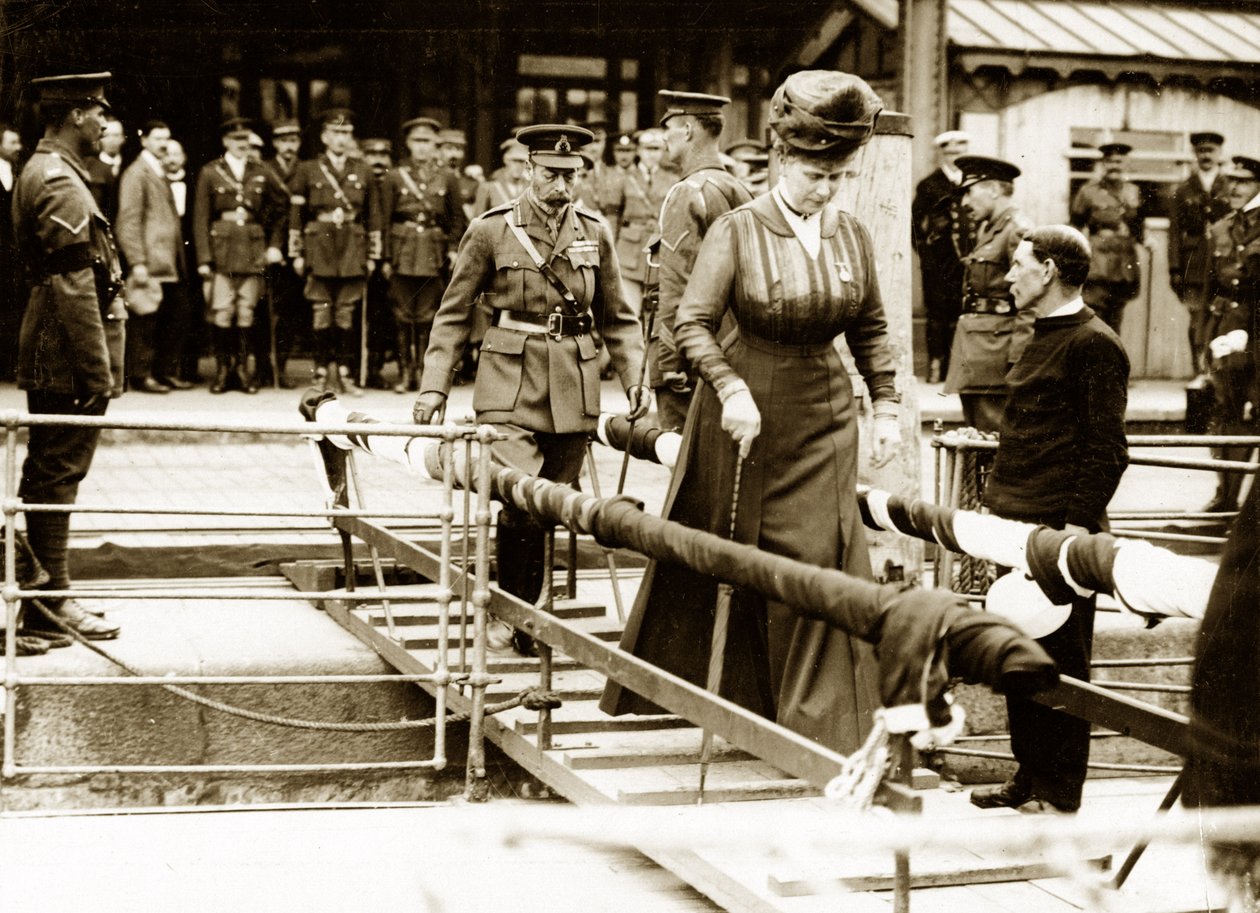 George V och Queen Mary går ombord på båten hem av English Photographer