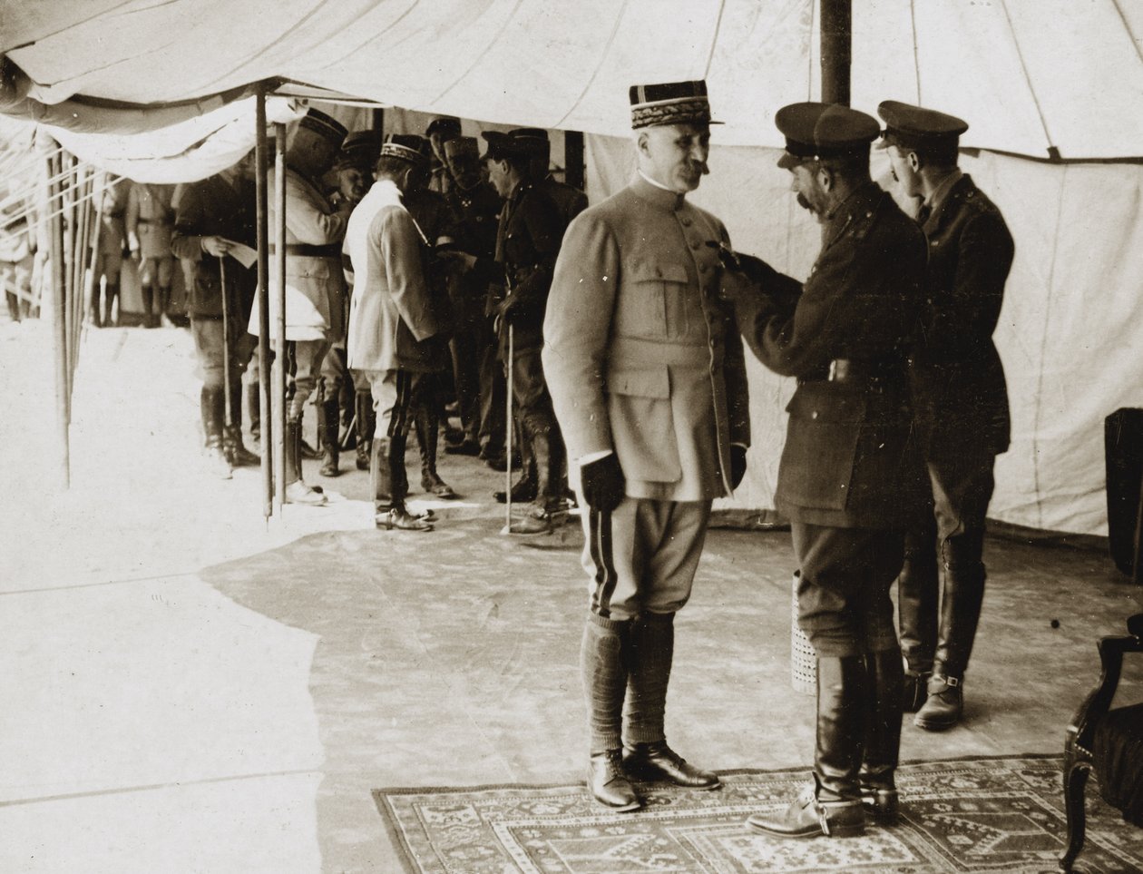 George V dekorerar general Petain av English Photographer