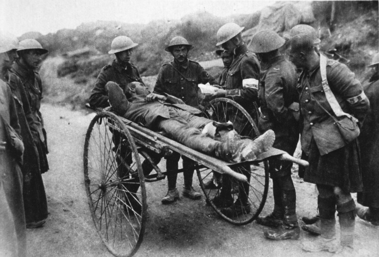 Tyska fångar: en skadad man som fått sitt namn hämtat från The Illustrated War News, 26 juli 1916 av English Photographer