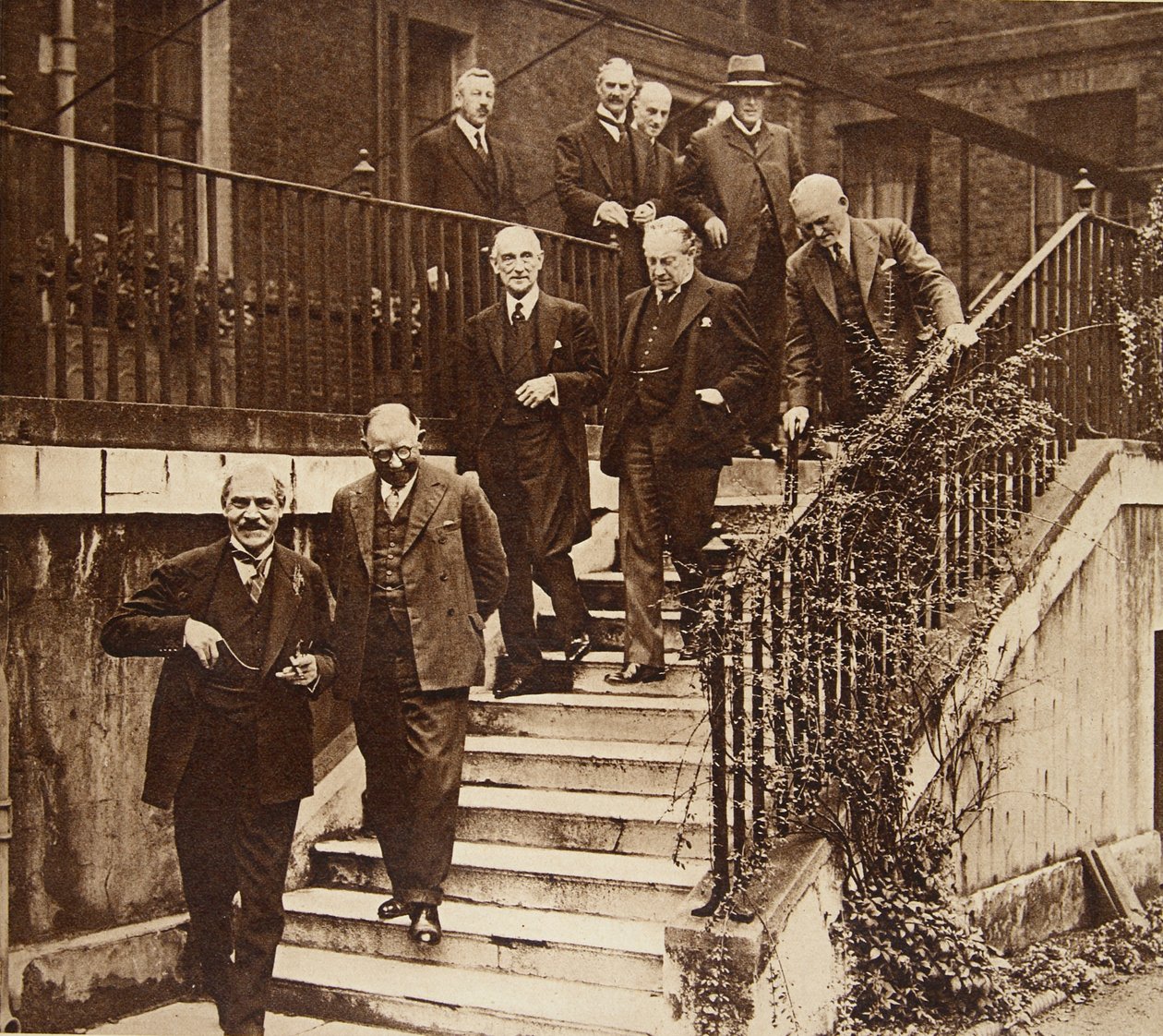 Regering i kris: bildar ett nationellt kabinett enligt begäran av kung George V (bildad i trädgården på Downing Street nr 10) 1931 av English Photographer