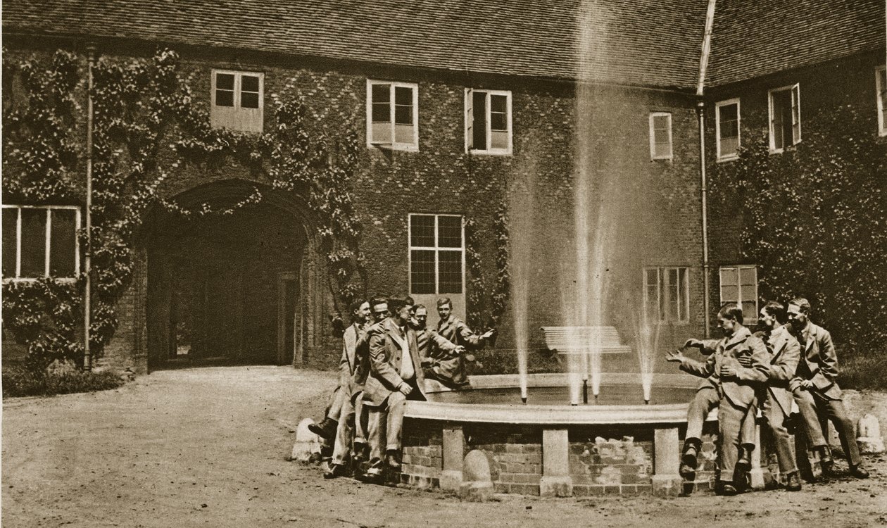 På Fulham Palaces innergård, 1914-19 av English Photographer