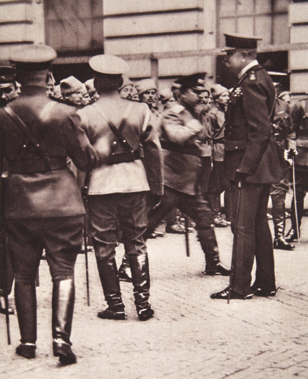 I London: Lord Kitchener inspekterar den ryska kontingenten på specialtjänst här, från The Illustrated War News, 14 juni 1916 (sepiafoto) av English Photographer