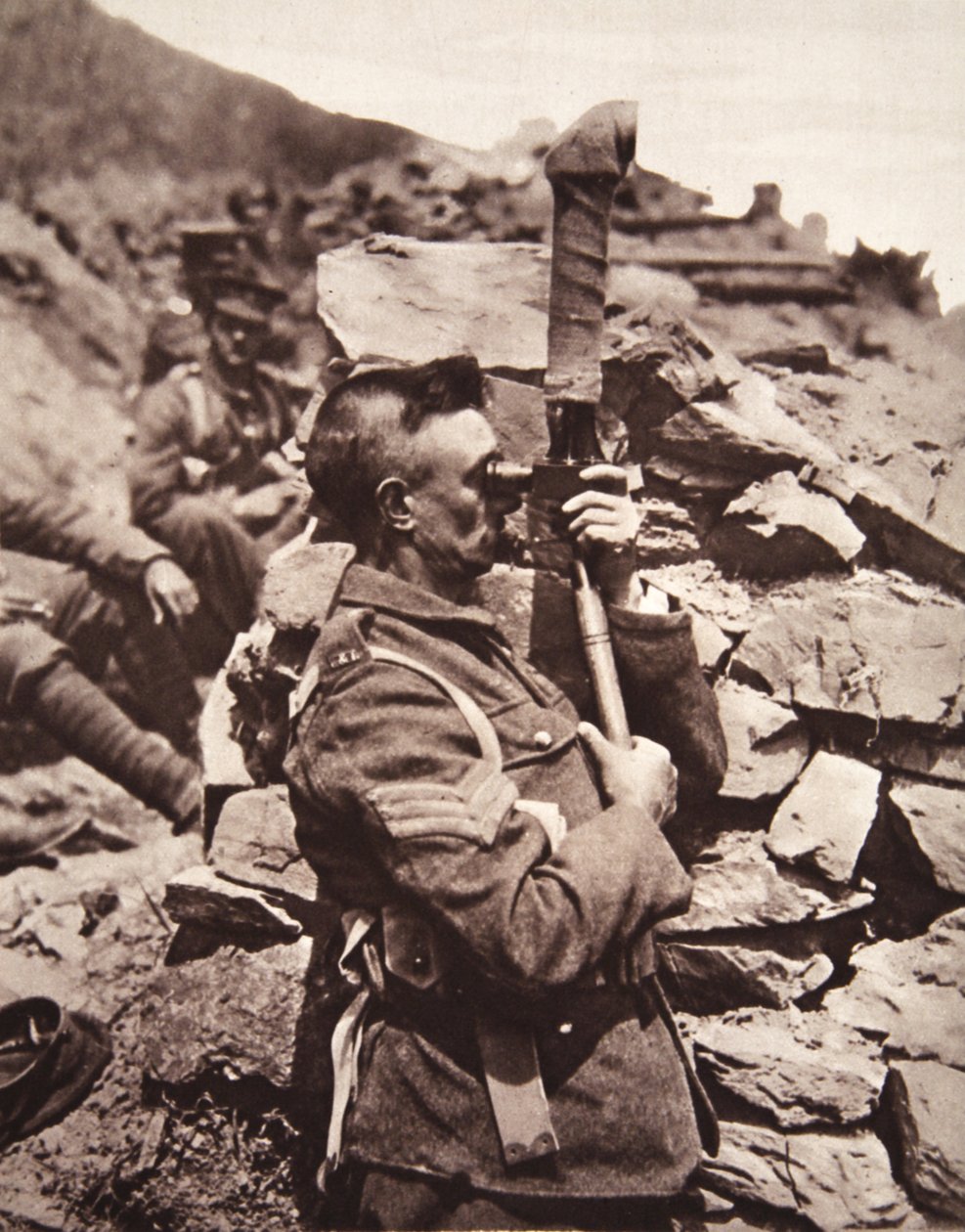 I de brittiska skyttegravarna i Salonika: en sergeant som använder sitt periskop, från The Illustrated War News, 21 juni 1916 (sepiafoto) av English Photographer