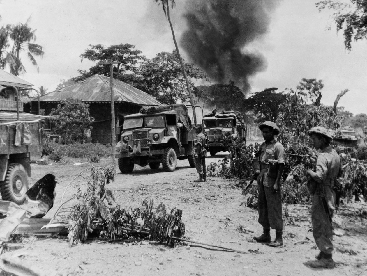 Indiska trupper från 17:e divisionen i Payagyi under de sista milen av framryckningen mot Rangoon, april 1945 av English Photographer