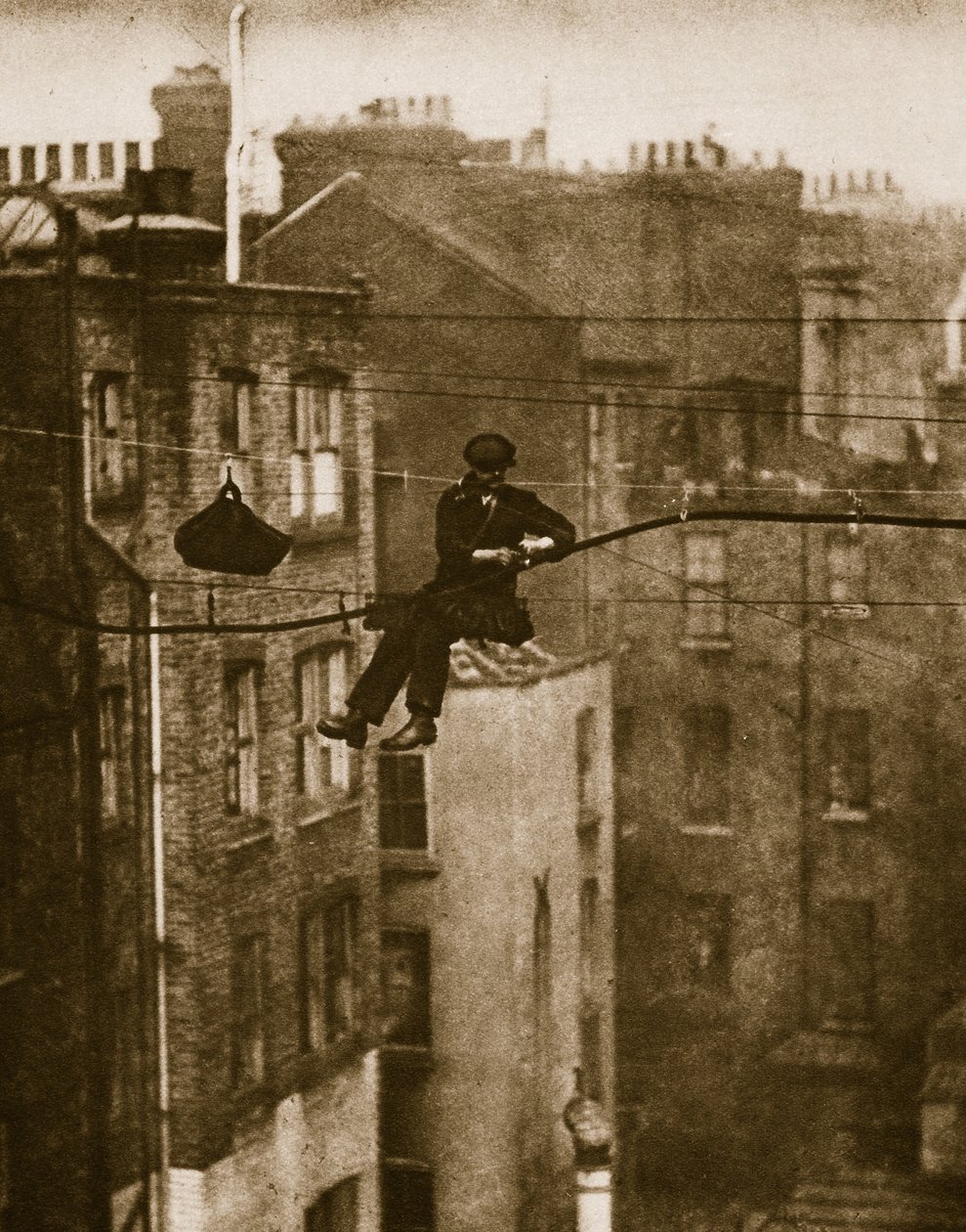 Inspekterar en telefonkabel mellan Conduit och Maddox Streets (sepiafoto) av English Photographer