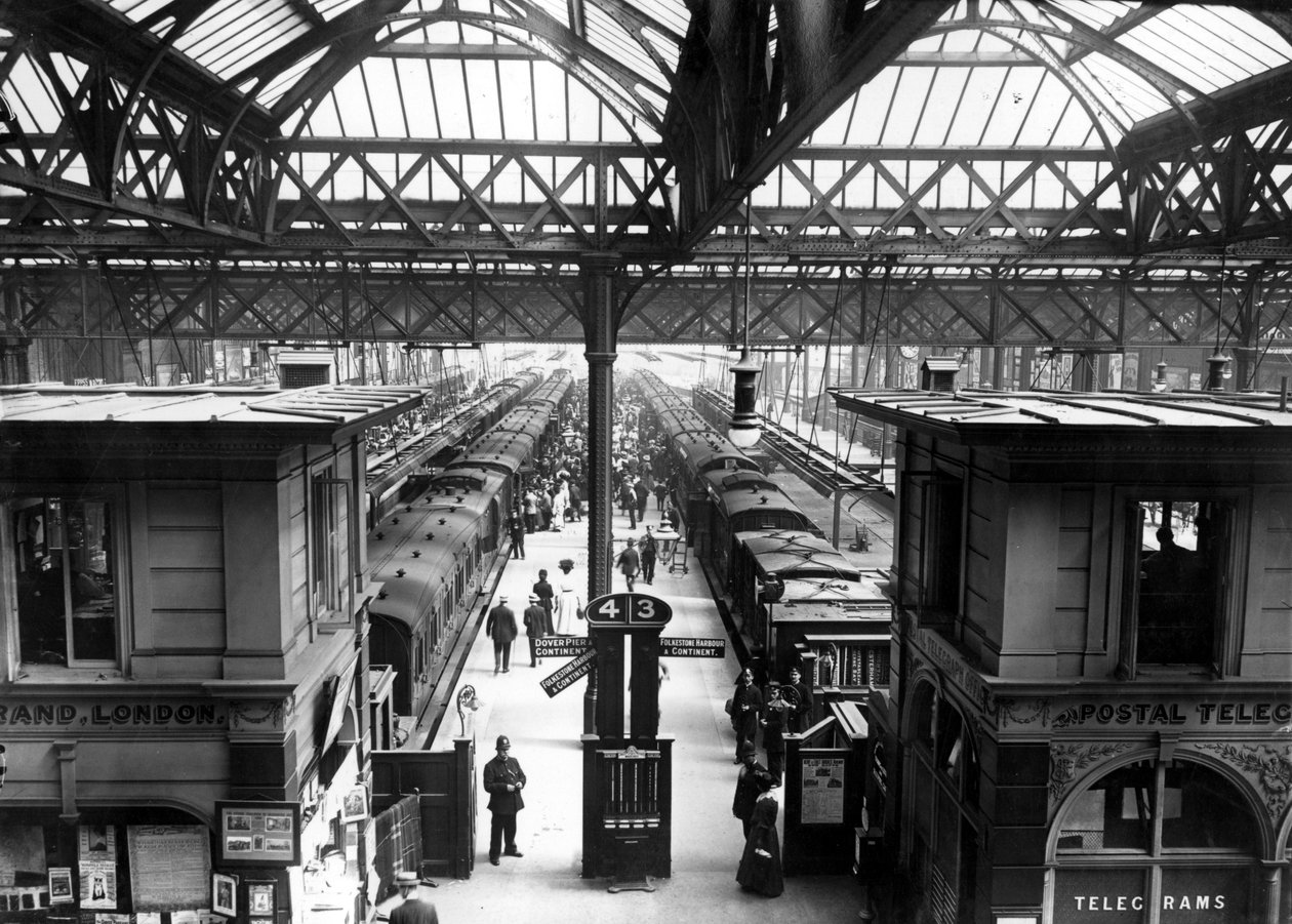 Interiör av Charing Cross Station, London, c.1890 av English Photographer