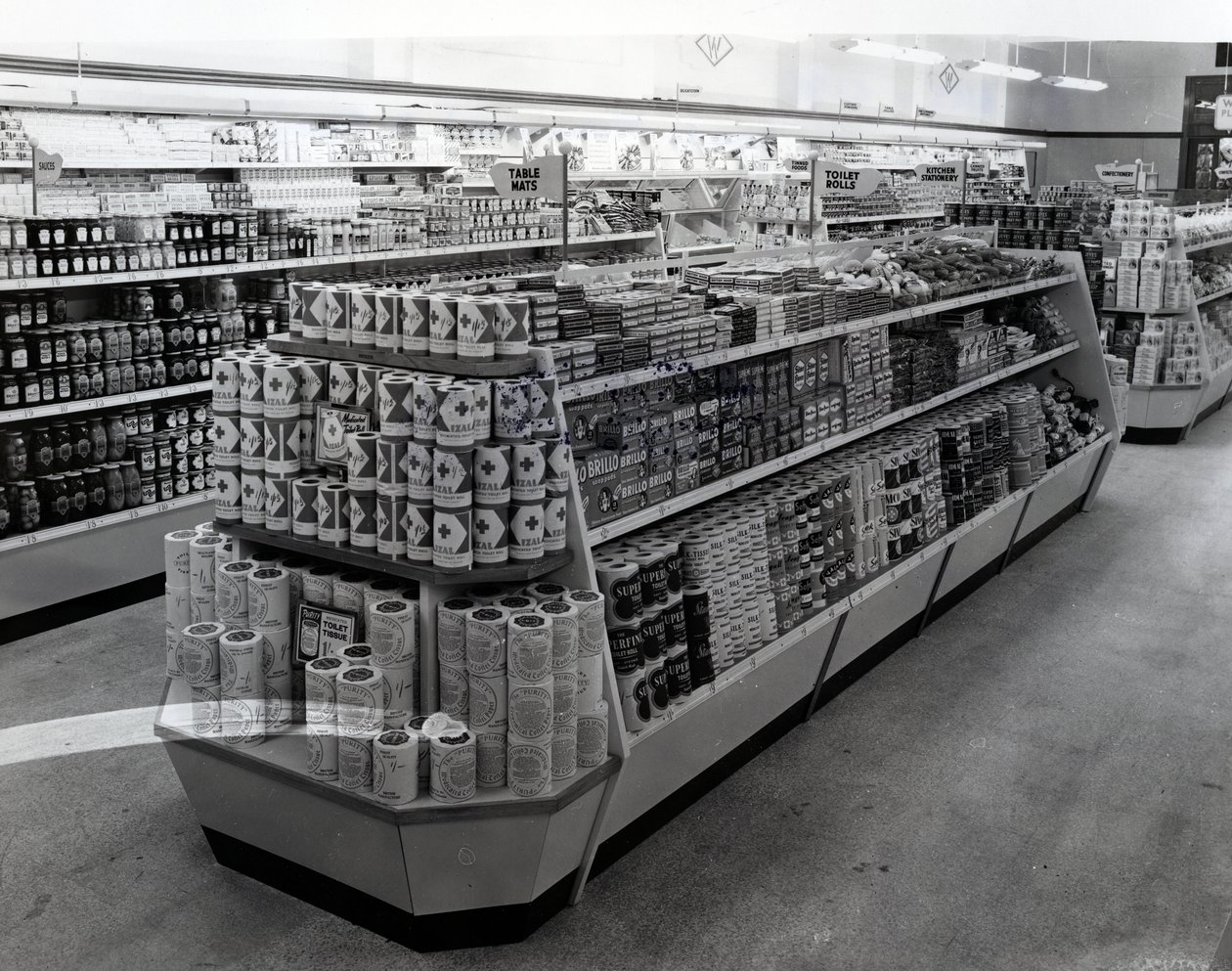 Interiör i en Woolworths-butik, 1956 av English Photographer