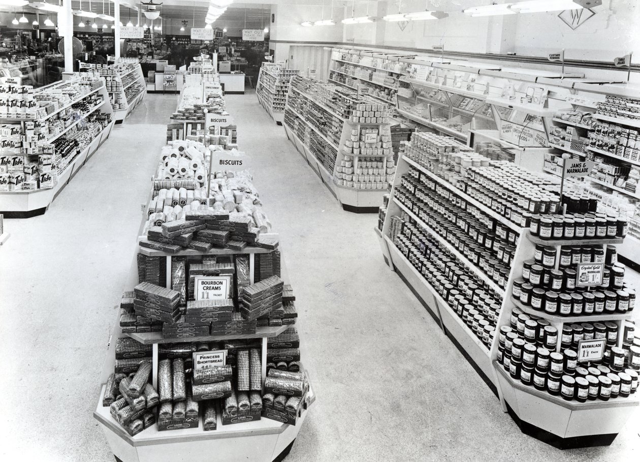 Interiör i en Woolworths-butik, 1956 av English Photographer