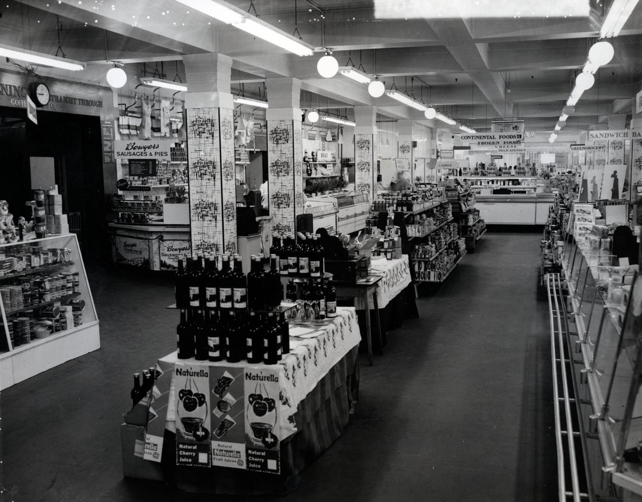 Interiör i en Woolworths butik, 1956 av English Photographer