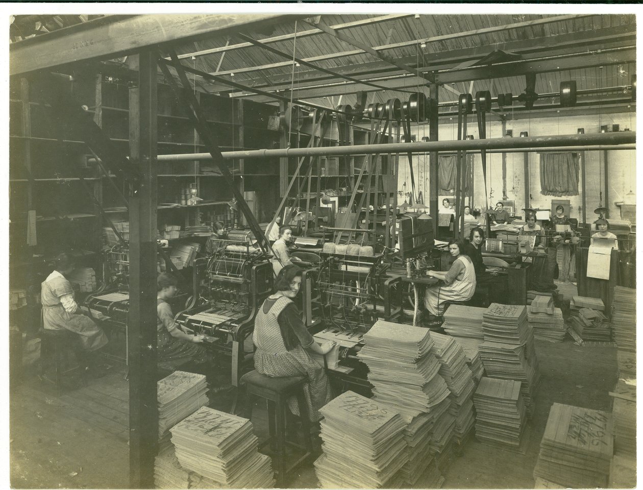 Stämplingsrum för jacquardkort, mattor, 1923 av English Photographer