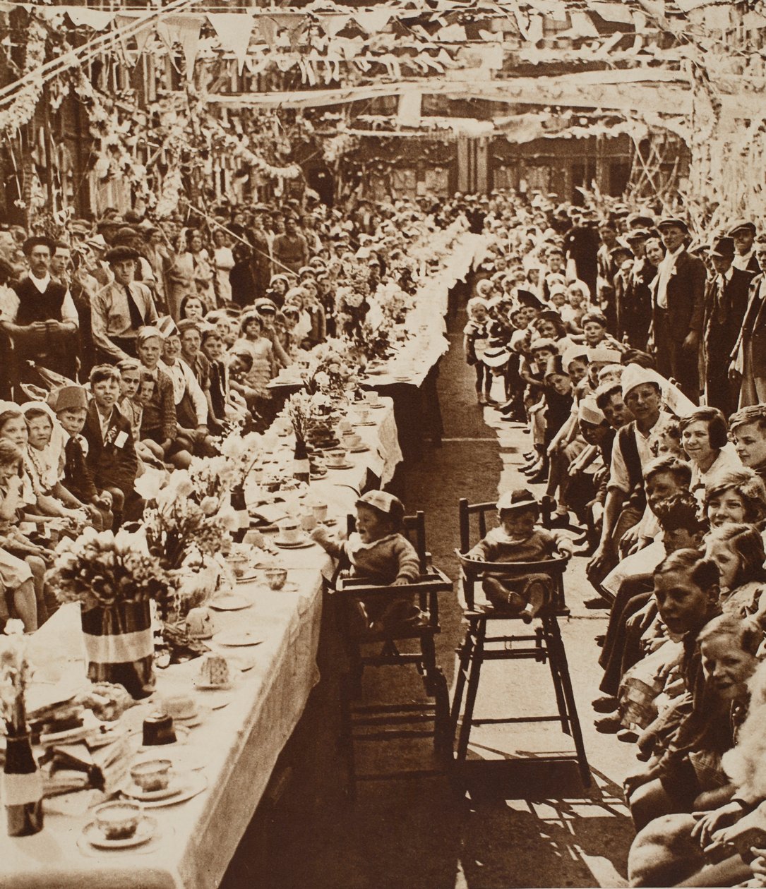 Jubilee Tea Party för barn i Orville Road, Battersea, 1935 av English Photographer