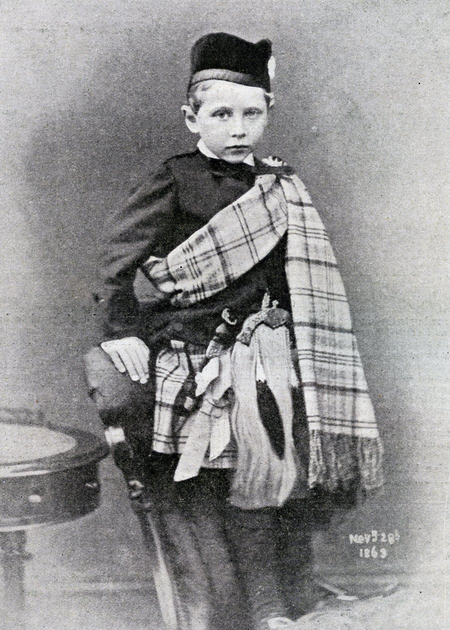 Kaiser Wilhelm II fotograferad vid 4 års ålder i kilten som bars för bröllopet mellan sin farbror Edward, prins av Wales med prinsessan Alexandra av Danmark, 1863 av English Photographer