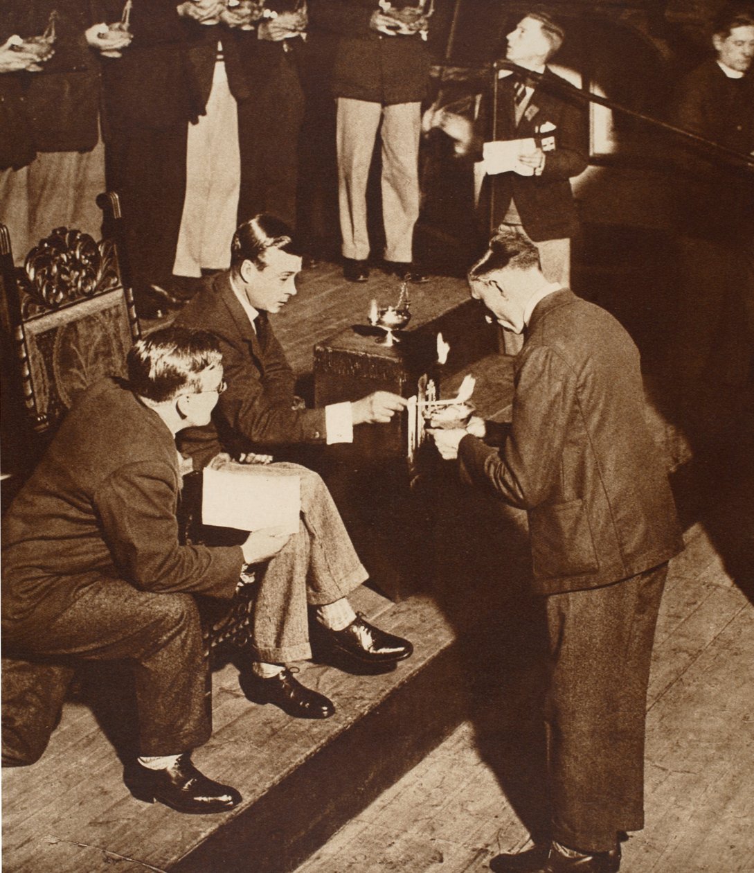 Kung Edward VIII tänder minneslampor i Church House, Westminster av English Photographer