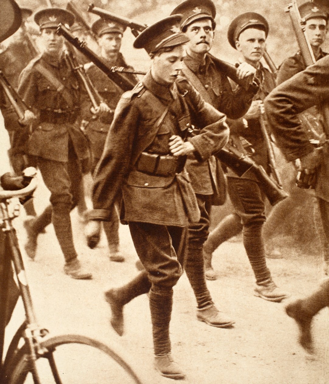 Kung Edward VIII marscherar med Oxford University O.T.C., före första världskriget, ca 1911 av English Photographer