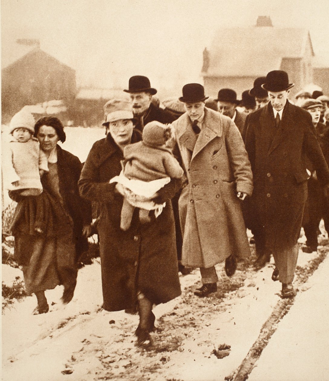 Kung Edward VIII går genom snön på Winlaton av English Photographer