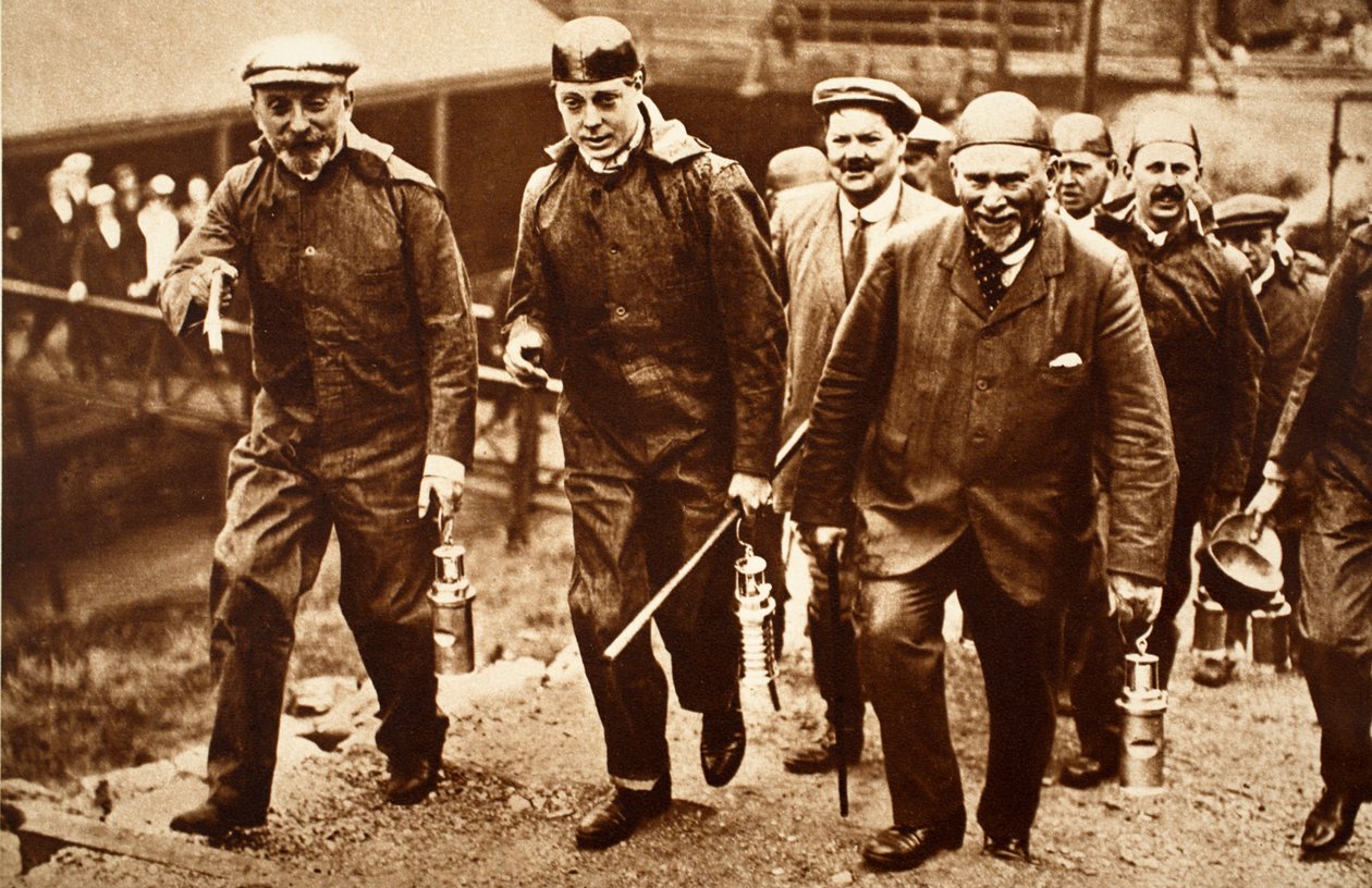 King Edward VIII and the Miners Going Down Cwmner Pit, Cardiff av English Photographer