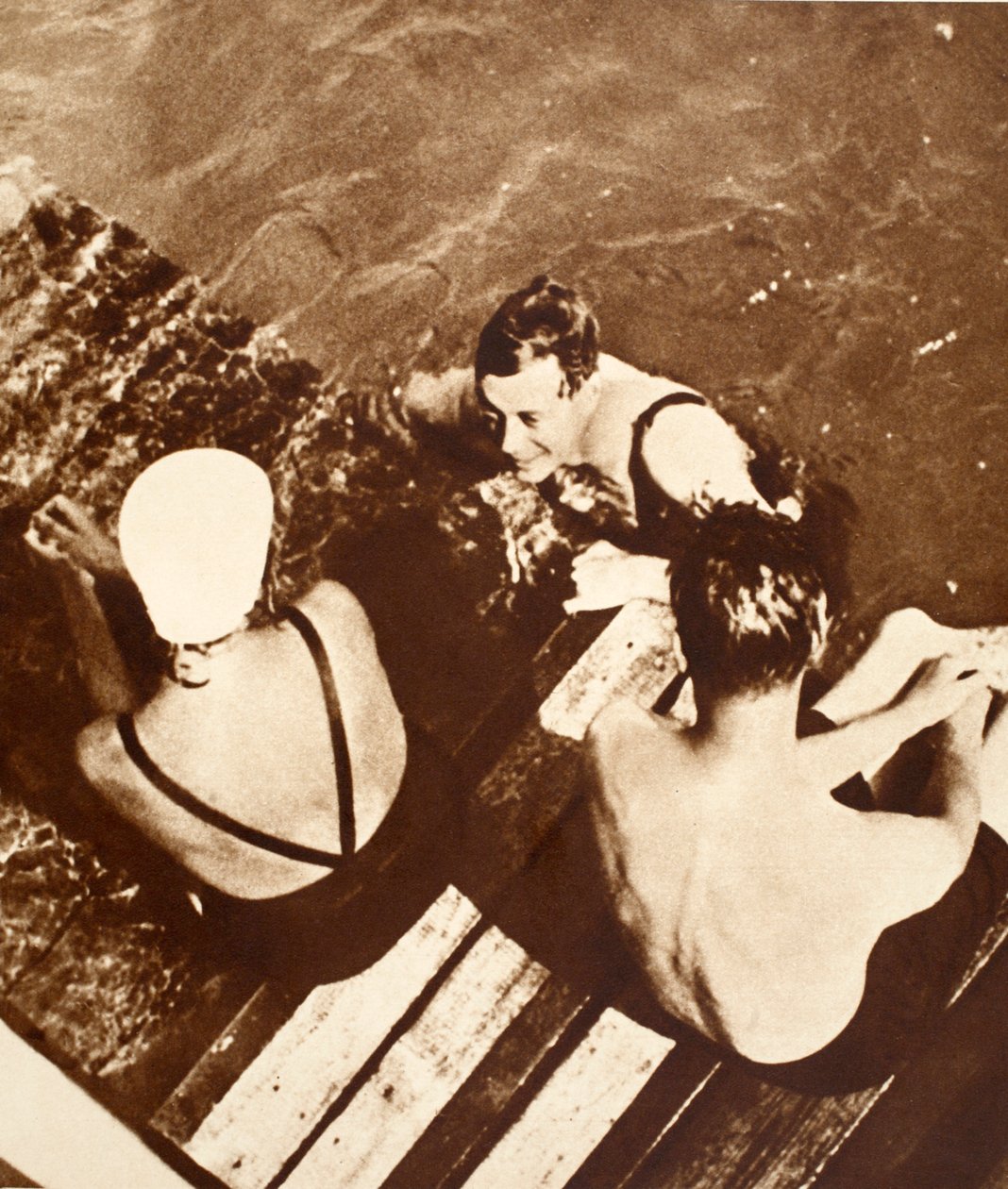 Kung Edward VIII med vänner på en flotte, Rivieran, 1933 av English Photographer