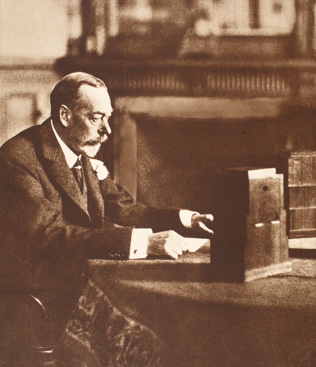 King George Broadcasting to the Empire på juldagen i Sandringham, 1935 av English Photographer