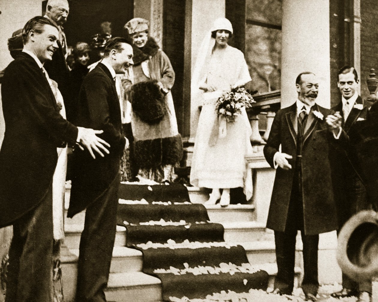 Kung George vinkar adjö till prinsessan Maud, dotter till Princess Royal när hon reser för sin smekmånad med Lord Carnegie, 1923 av English Photographer
