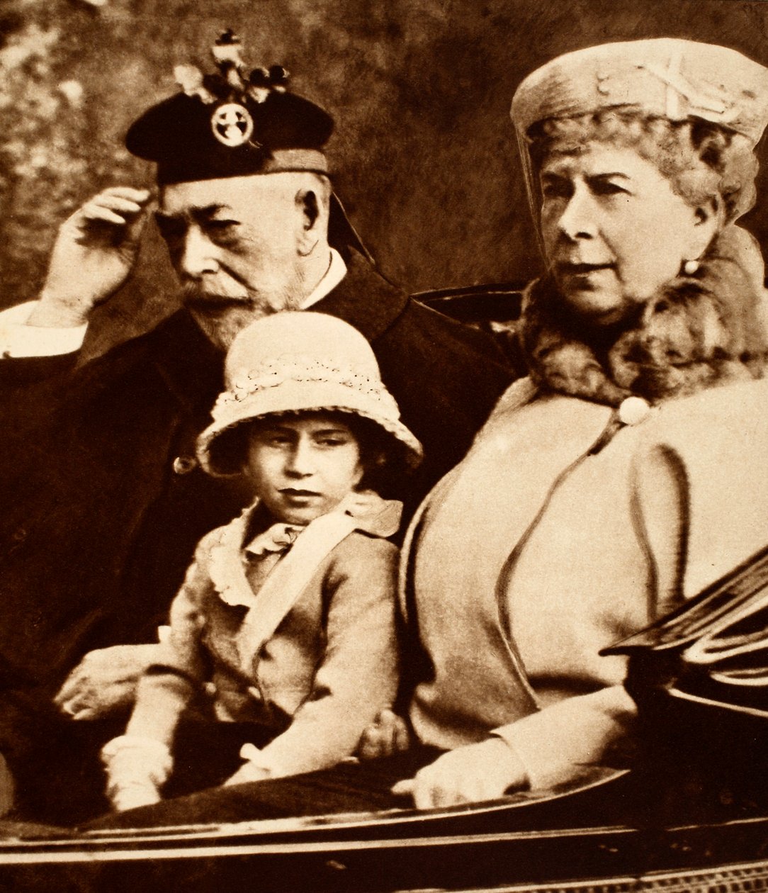King George och Queen Mary kör till kyrkan med sitt barnbarn, prinsessan Margaret, 1930-talet av English Photographer