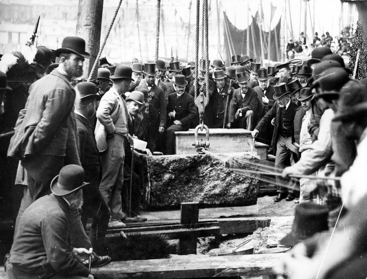 Lägger grundstenen för utbyggnaden av Smeatons Pier, 1888 av English Photographer