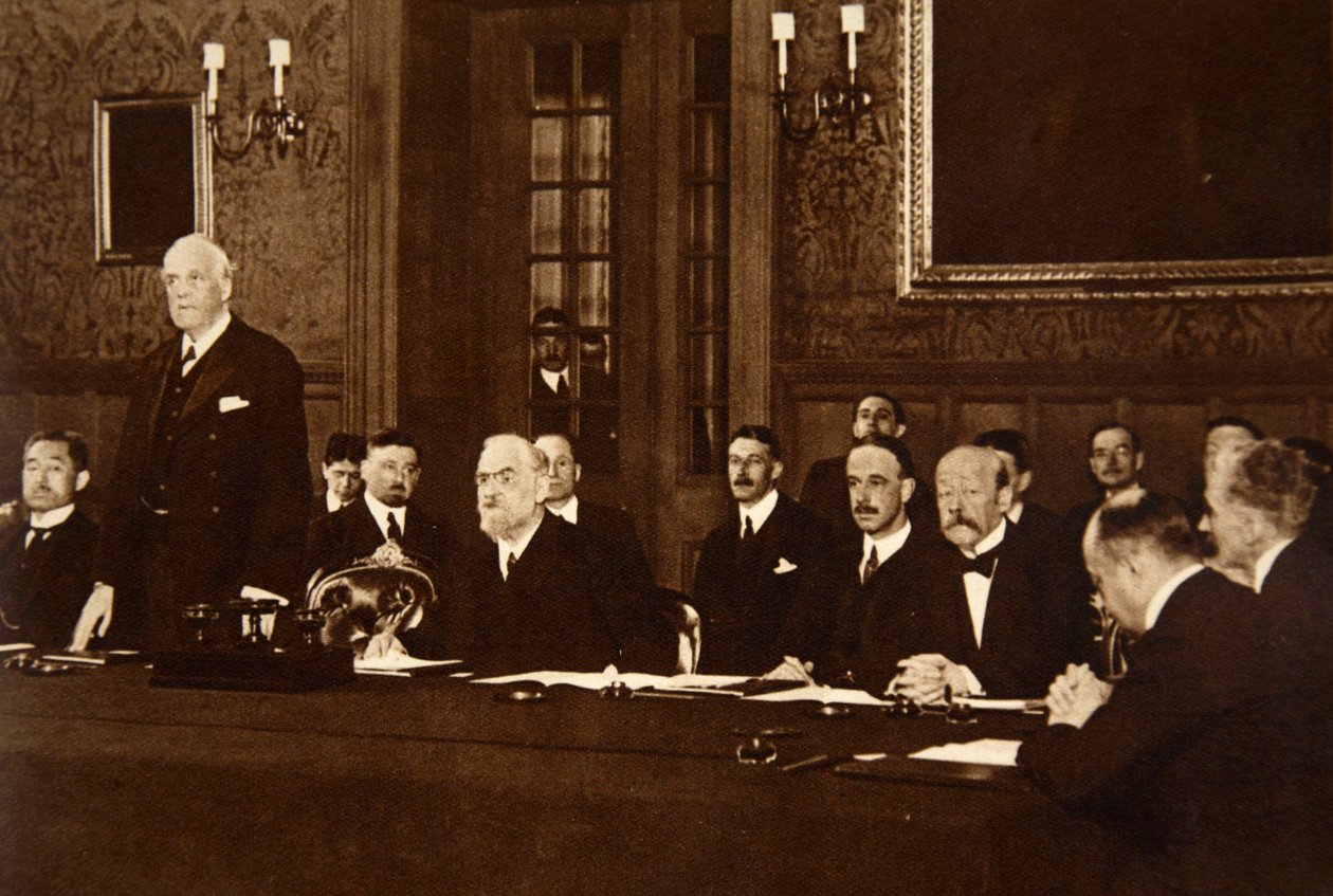 Nationernas Förbund - första mötet i London, 1920, Mr. A.J. Balfour talar som Lord President i rådet av English Photographer