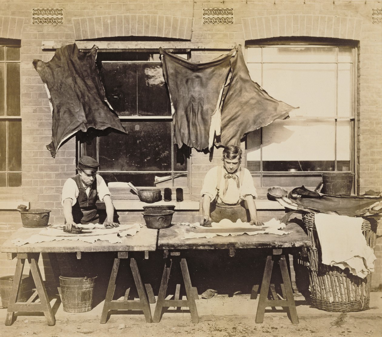 Läderfärgning för tillverkning av handskar, Bevington and Sons, 1861-62 (sepiafoto) (se även 232992) av English Photographer