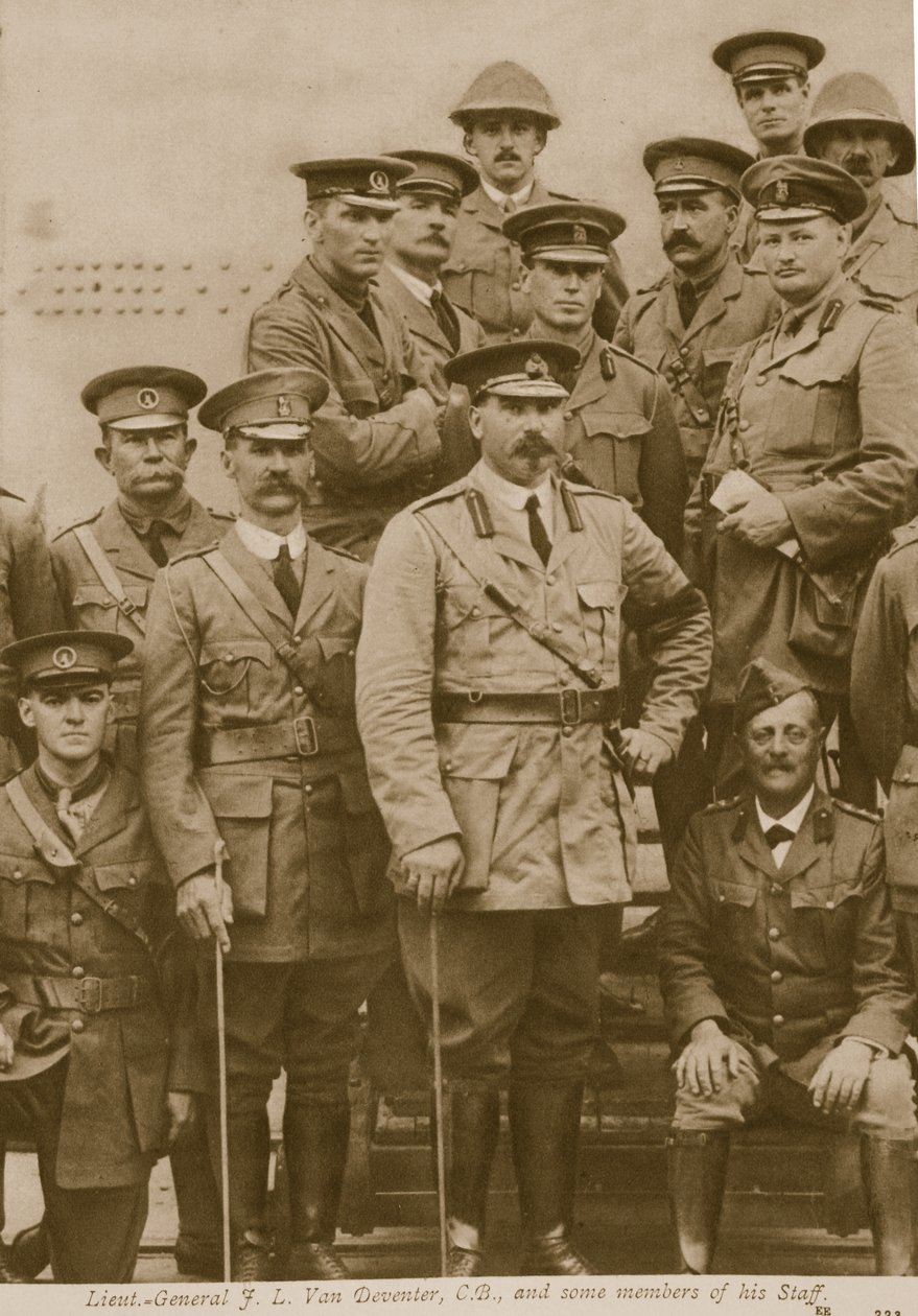Generallöjtnant F. L. Van Deventer, C.B och några medlemmar av hans stab, 1914-19 av English Photographer