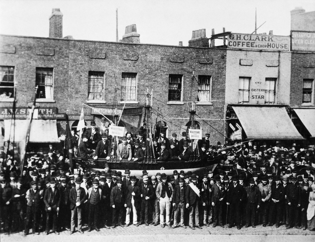 London Dock Strike, 1889 av English Photographer