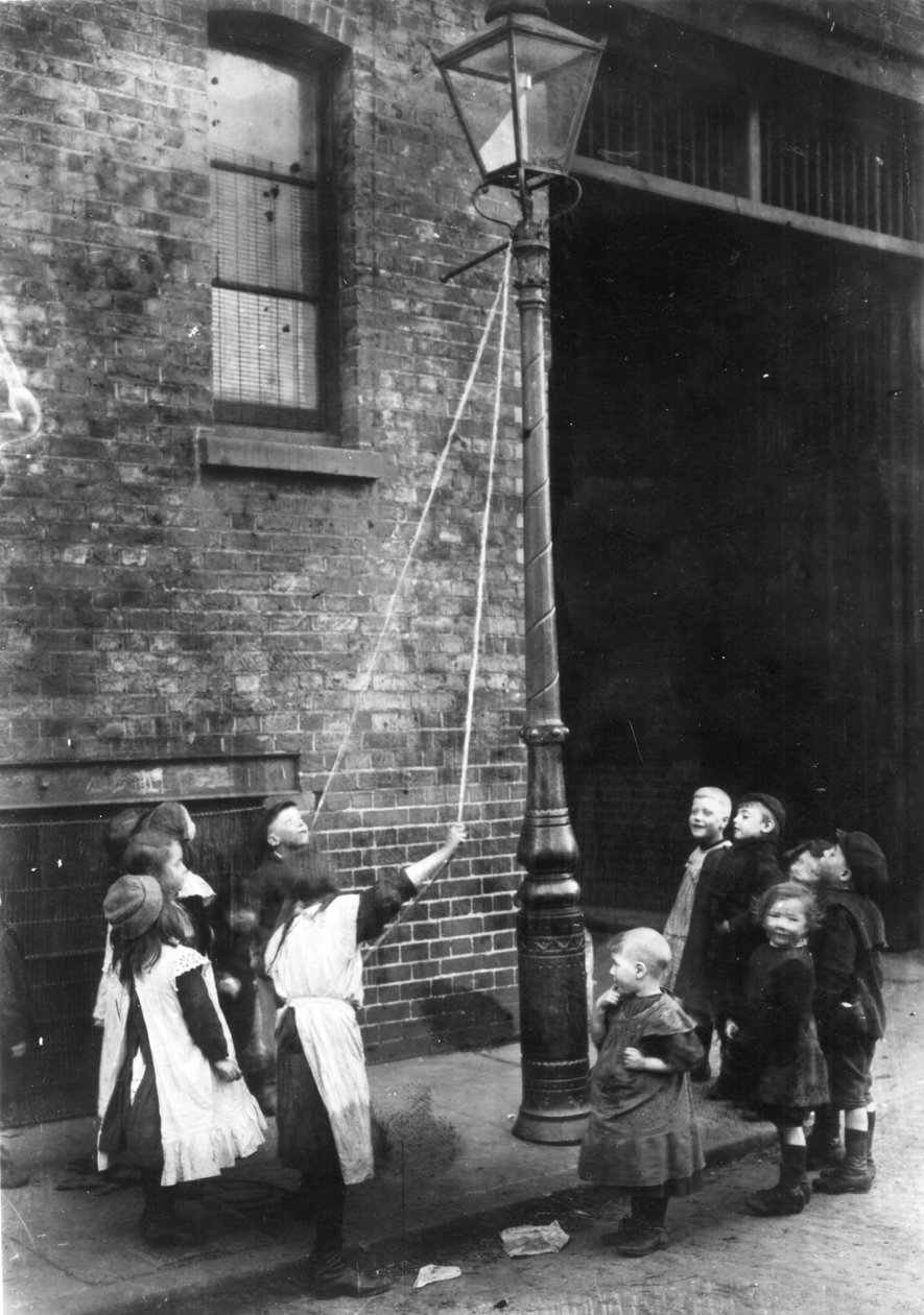 Slummen i London, omkring 1900 av English Photographer