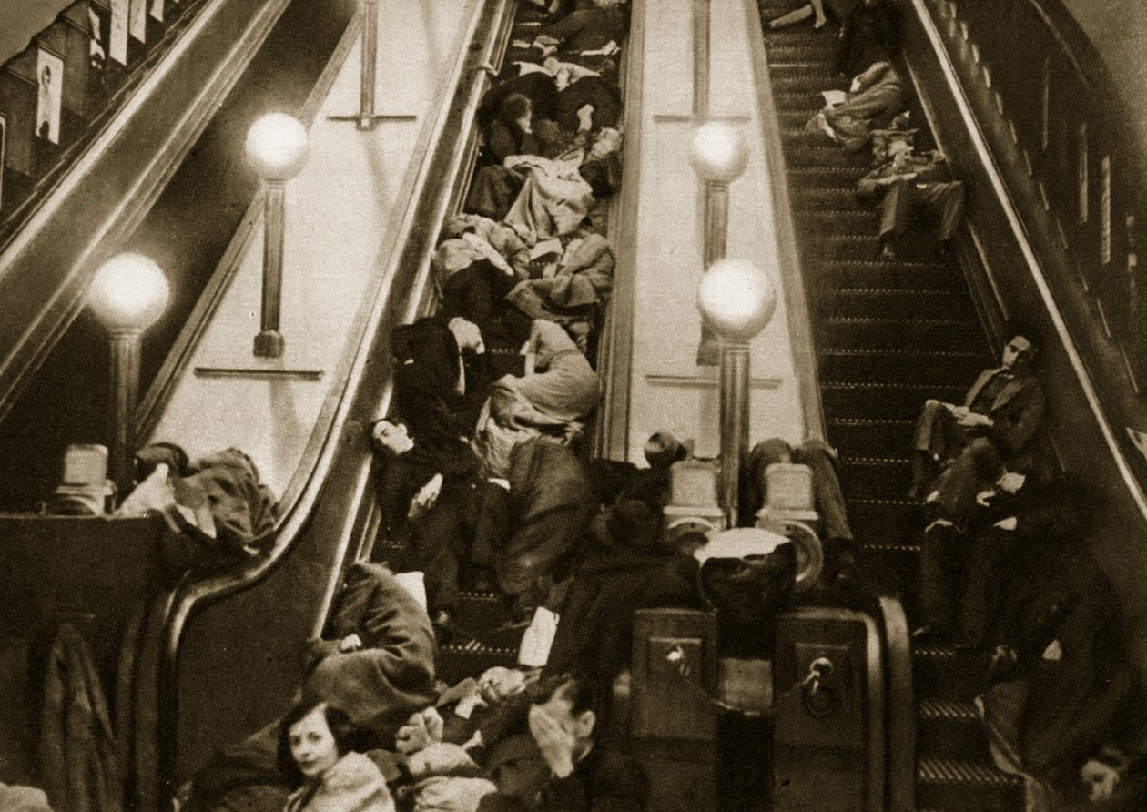 Londonbor söker skydd från bomberna i tunnelbanan, 1940 av English Photographer