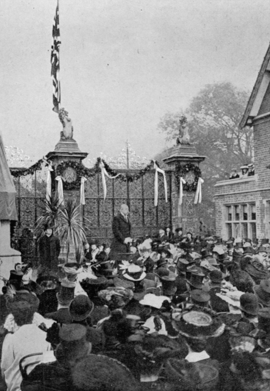 Lord Clarendon håller sitt tal, från en artikel med titeln A Memorial of a Great Life: The Salisbury Statue at Hatfield publicerad i The Graphic, 27 oktober 1906 av English Photographer
