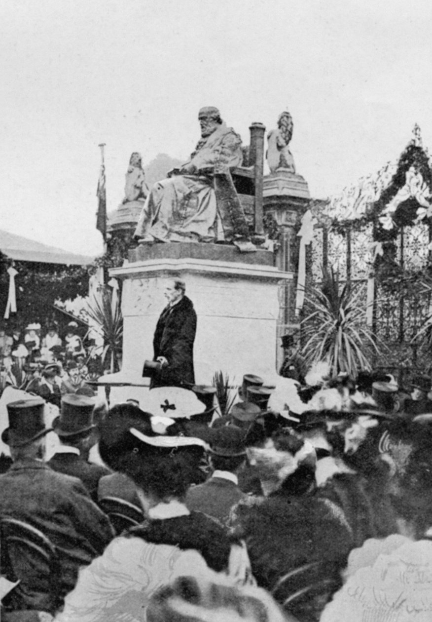 Lord Salisbury accepterar statyn, från en artikel med titeln A Memorial of a Great Life: The Salisbury Statue at Hatfield publicerad i The Graphic, 27 oktober 1906 av English Photographer