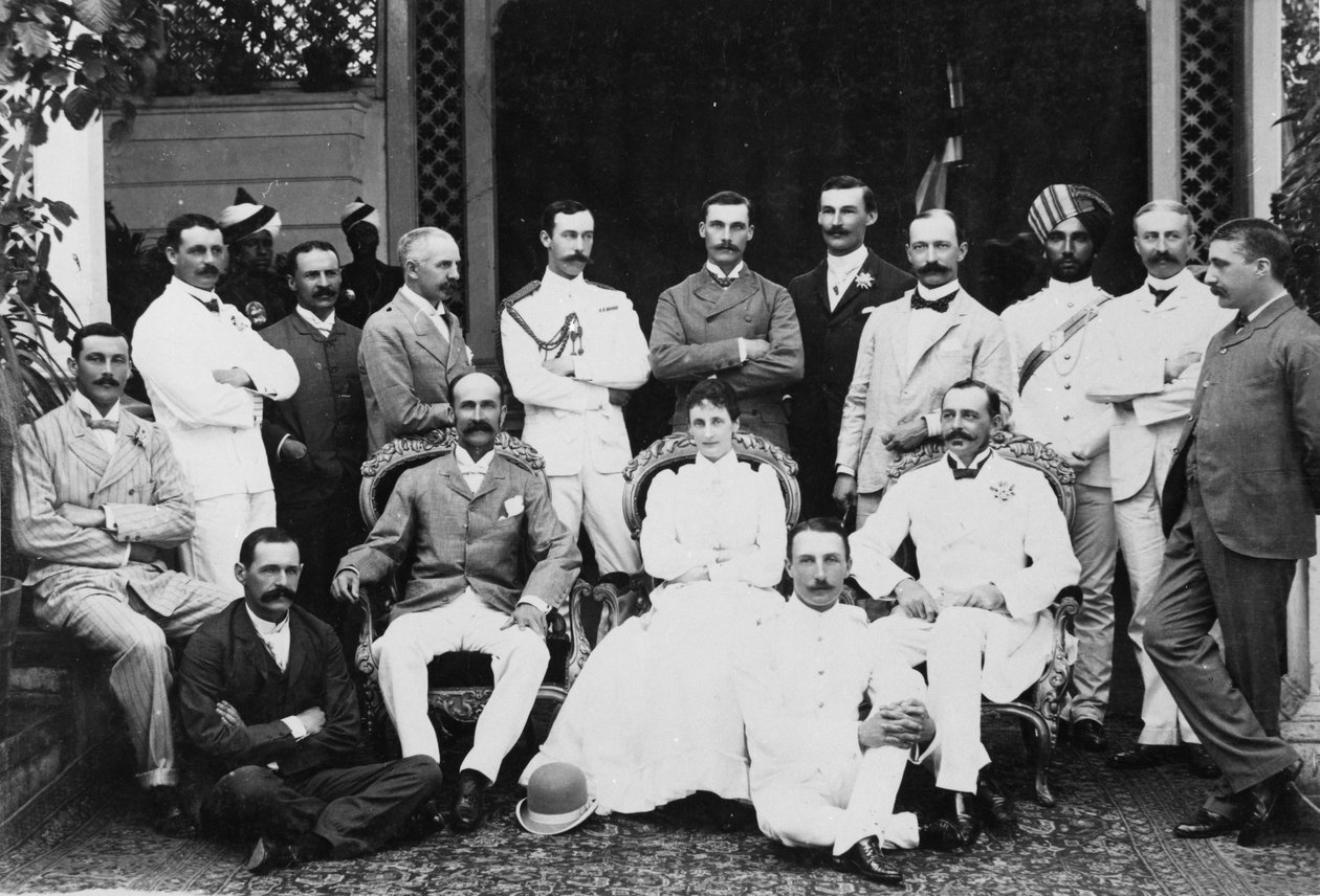 Lord och Lady Lansdowne och personal vid Viceregal Lodge, Shimla, ca 1888-94 av English Photographer