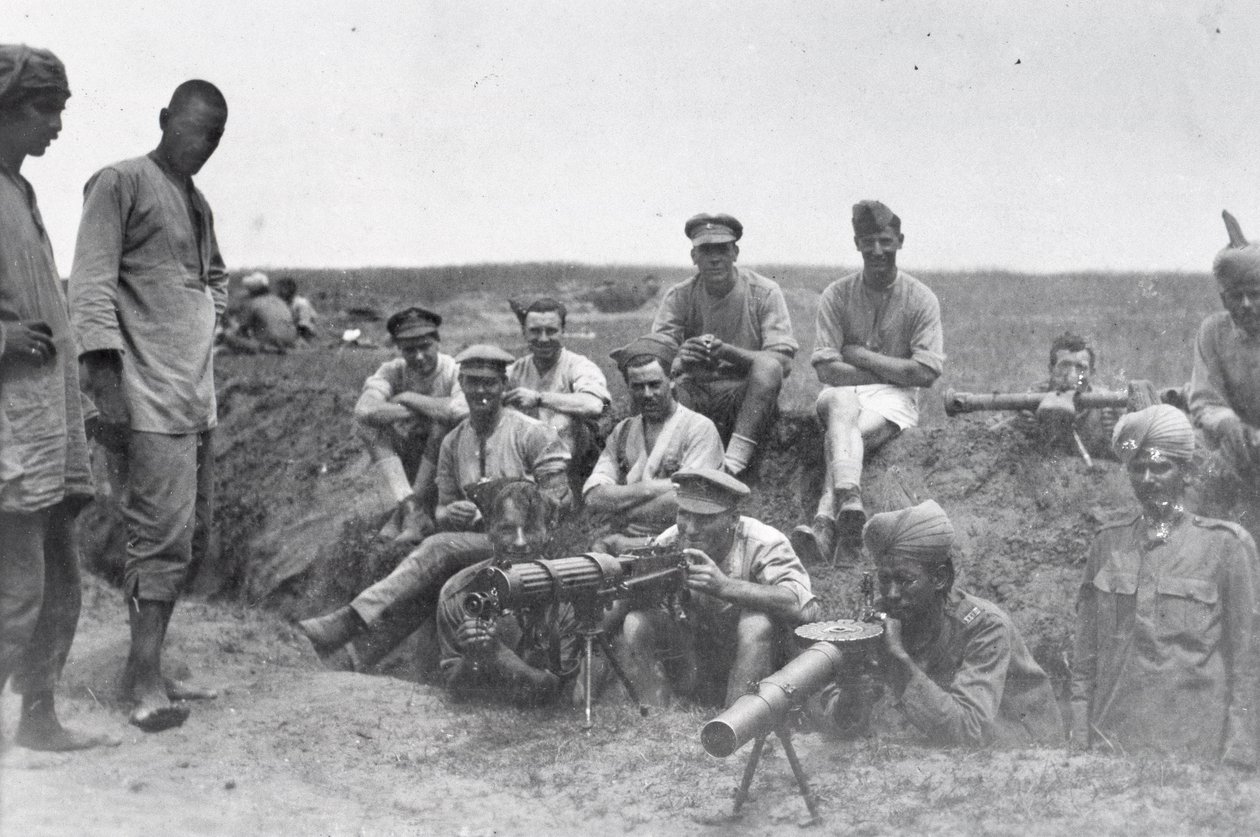 Maskingevärsbesättningar med Vickers maskingevär, Lewis-pistol och avståndsmätare, Mesopotamien, första världskriget, av English Photographer