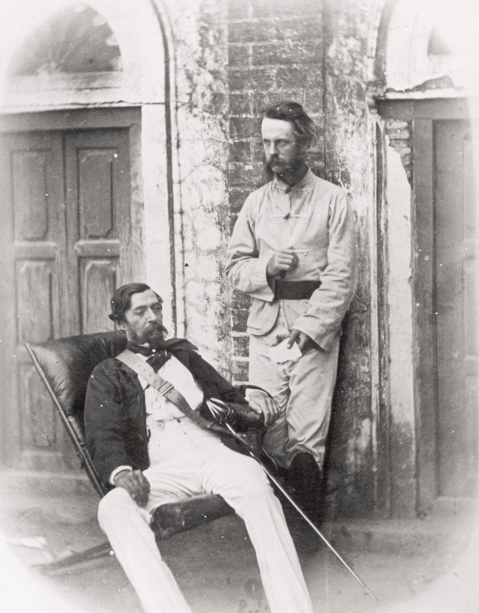 Generalmajor Sir Robert Napier (1810-90) (sittande) och hans ADC, major E.H. Greathead, Lucknow, 1857 av English Photographer