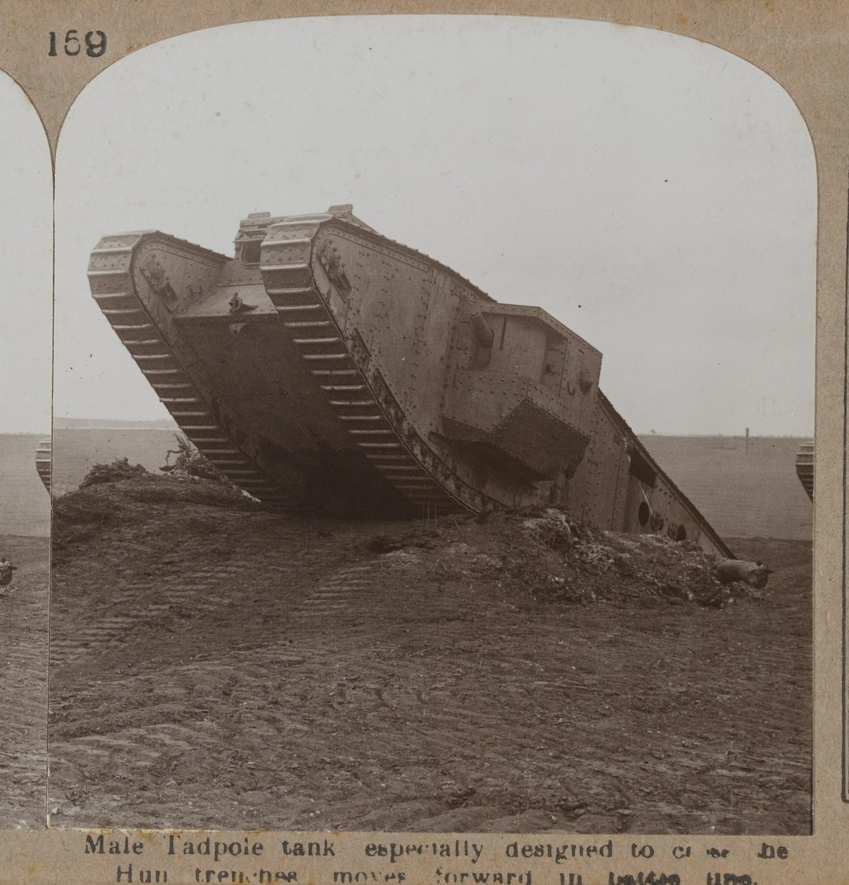 Manlig grodyngel tank speciellt utformad för att korsa Hundgraven rör sig framåt i stridslinjen, 1914-18 av English Photographer