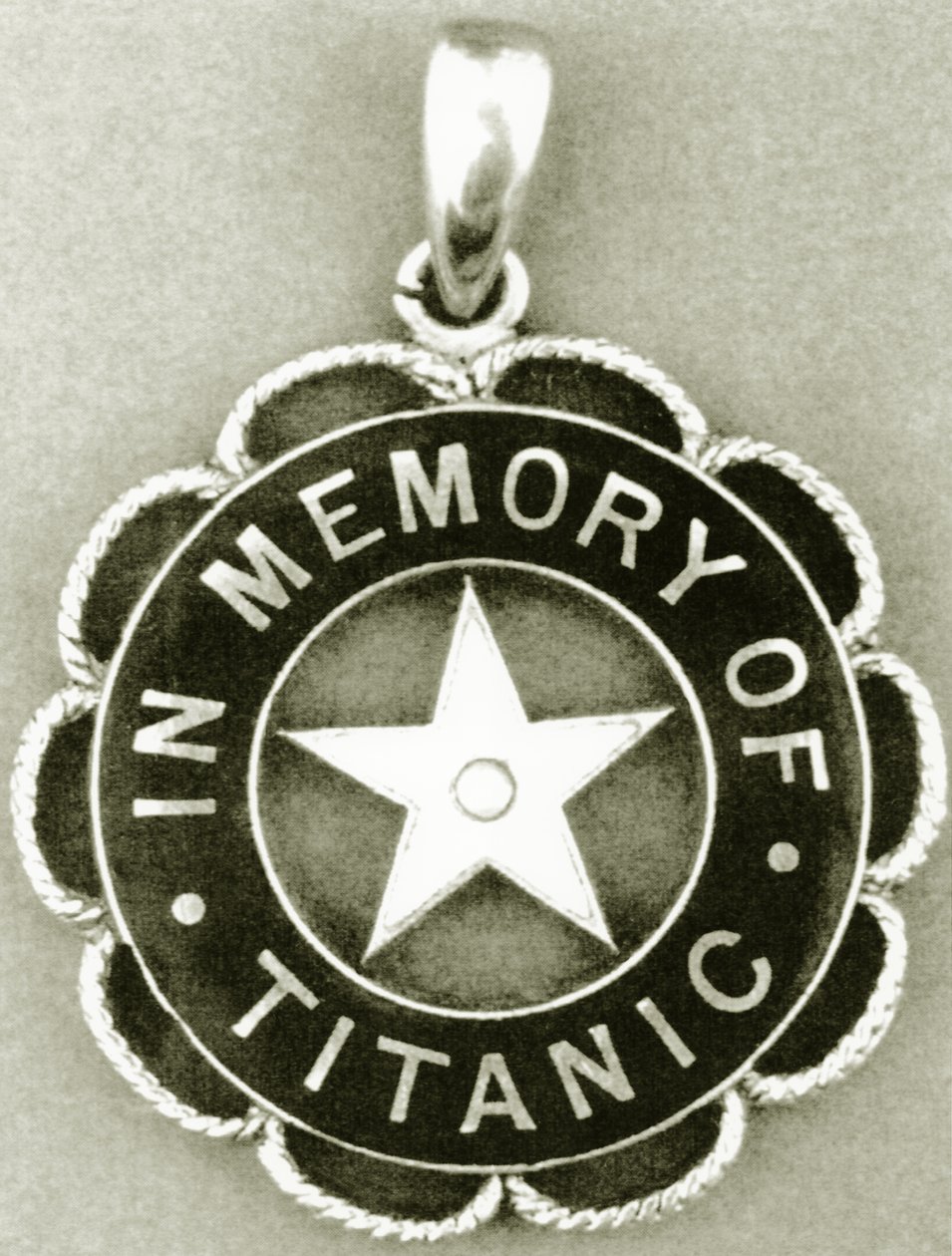 Medalj som ges av White Star Line till överlevande från Titanic-katastrofen av English Photographer