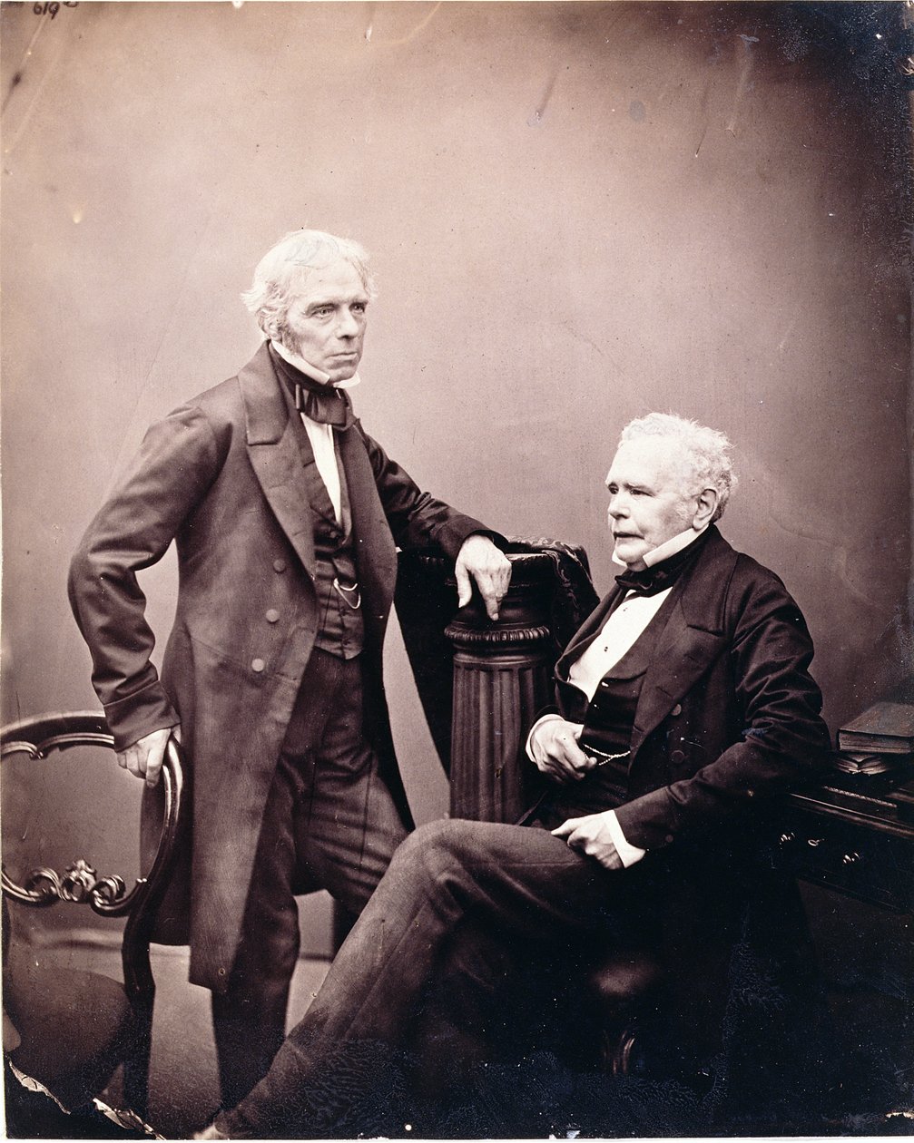 Michael Faraday (1791-1867) och William Thomas Brande (1788-1866) (sittande) 1850-talet-mitten av 1860-talet (albumintryck) av English Photographer