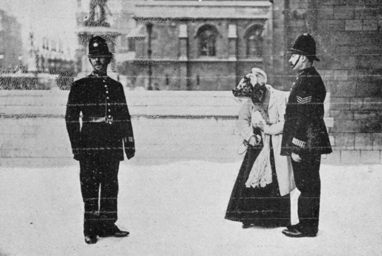 Miss Billington hittar sitt kort, från en artikel med titeln The Reassembling of Parliament publicerad i The Graphic, 27 oktober 1906 av English Photographer