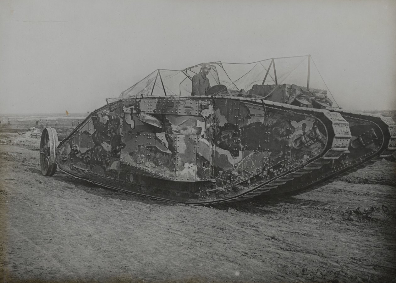 Mk 1 stridsvagn under träning i Elveden, Suffolk, 1916 av English Photographer