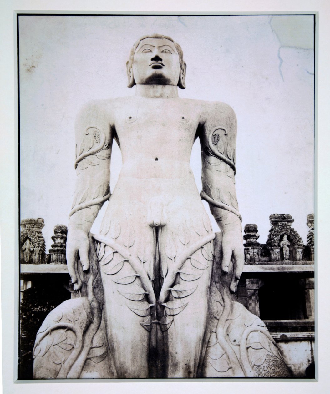 Monolitisk staty av Gommateshvara, Stravana Belgola, ca 1855 av English Photographer