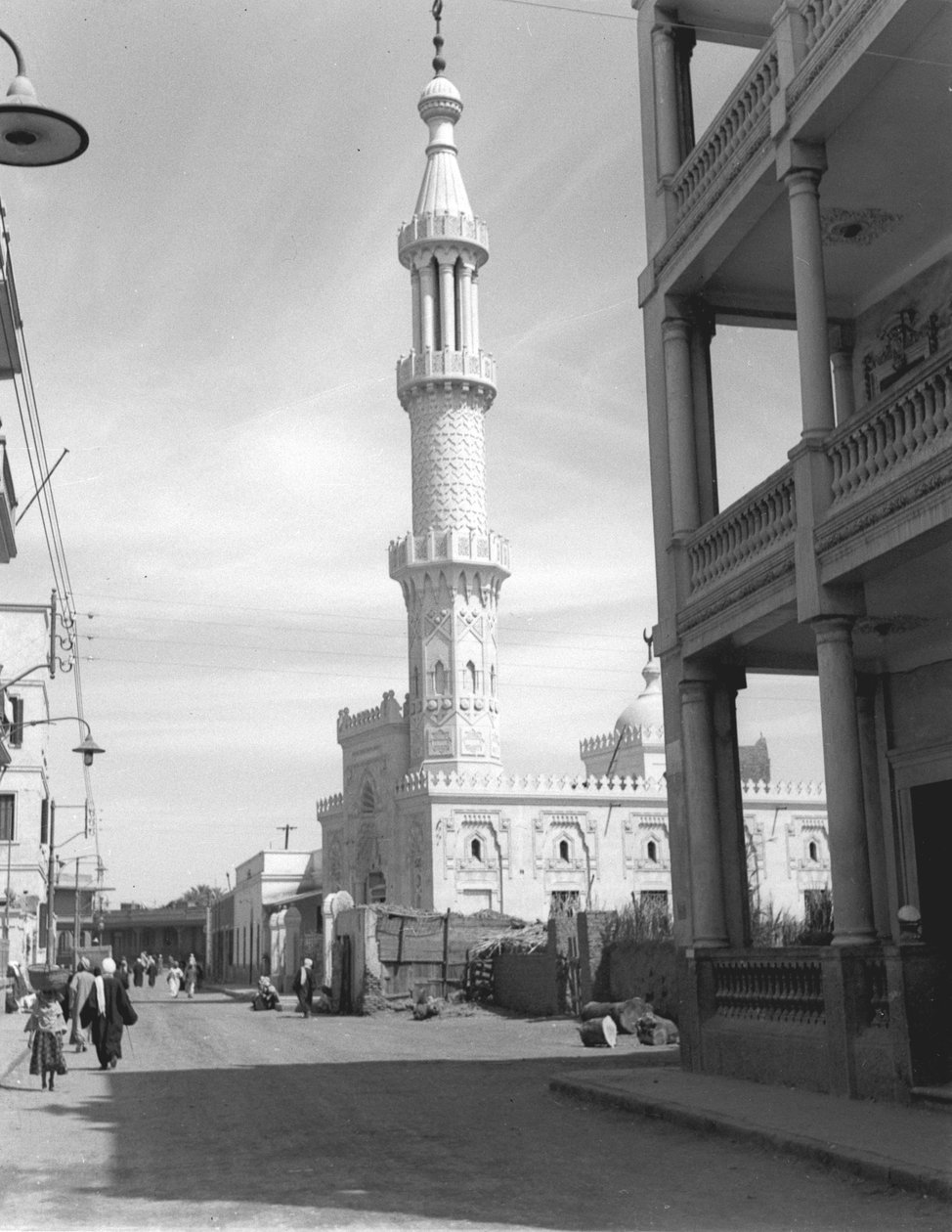Moské i moderna Luxor, från ett album som innehåller 206 fotografier sammanställt av major W.H.J. Försäljning, 1940-43 av English Photographer