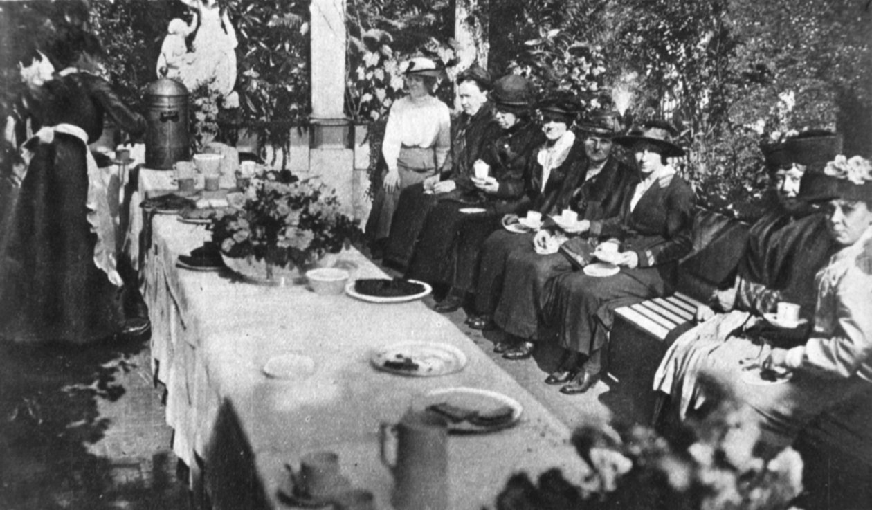 Mors dag: Lady Byron underhåller mödrar till kämpande män till te, från The Illustrated War News, 16 augusti 1916 av English Photographer