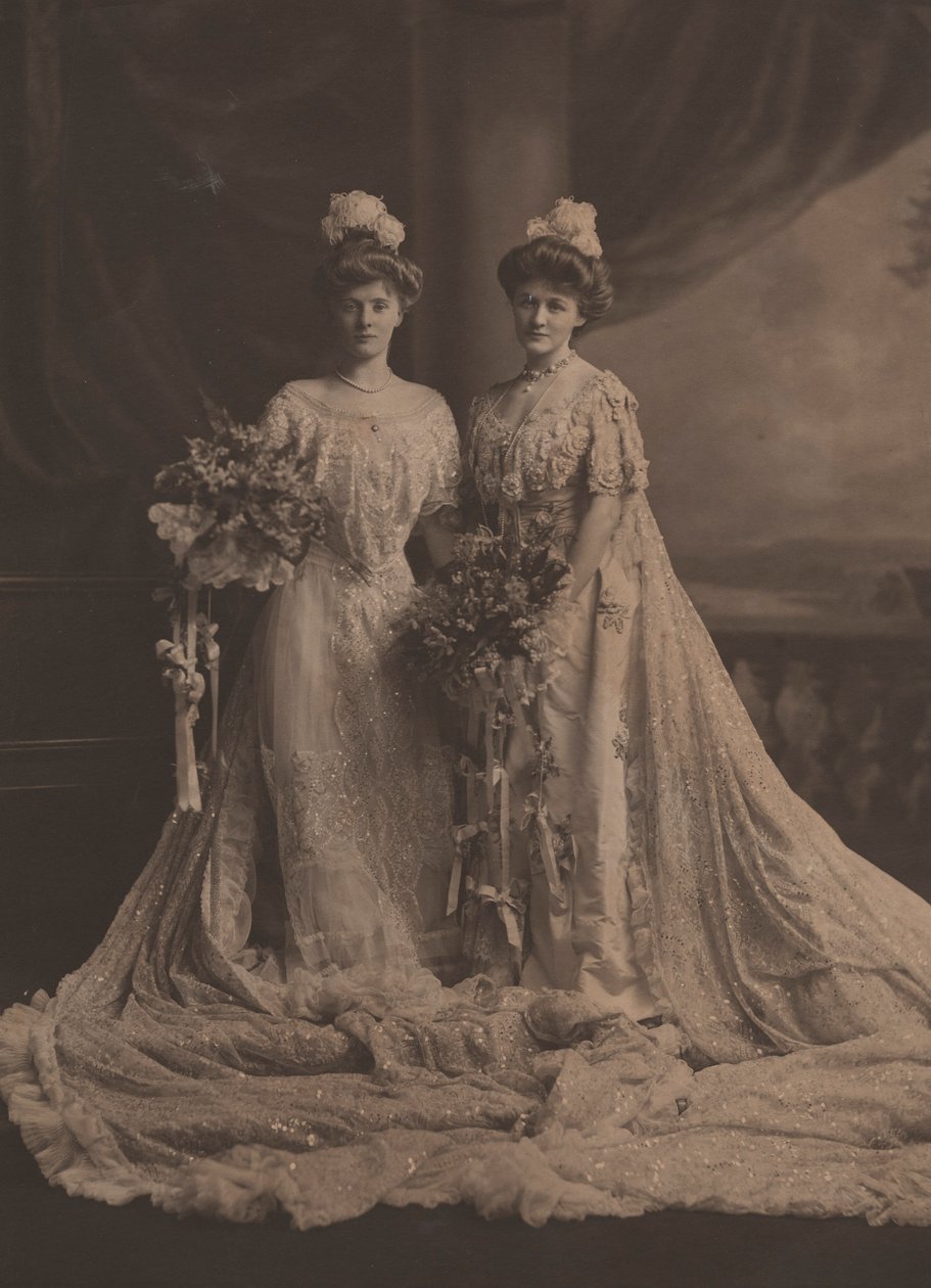 Mrs Arthur Lee och Miss Faith Moore, amerikanska systrar, iklädda klänning för presentation vid Edward VII:s hov, ca 1905 av English Photographer