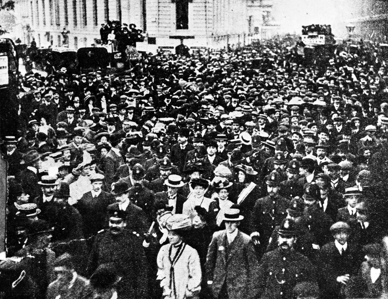 Fru Pankhurst leder deputationen, ca 1908 av English Photographer